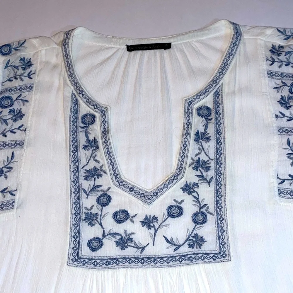 Abercrombie & Fitch XL White gauzy Peasant top with detailed Blue Embroidery - Picture 8 of 11